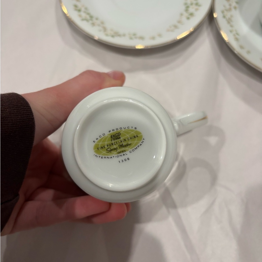 Ekco Vintage China Tea Cup and Saucer Set of 4 in ‘Spring Meadow’ Pattern - Picture 3 of 7